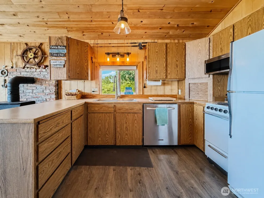 2 S Pilchuck Ave Hat Island, WA 98206