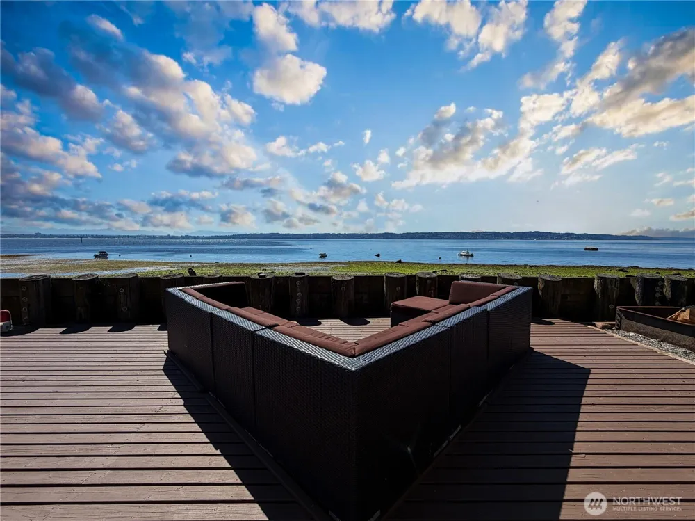 2 S Pilchuck Ave Hat Island, WA 98206