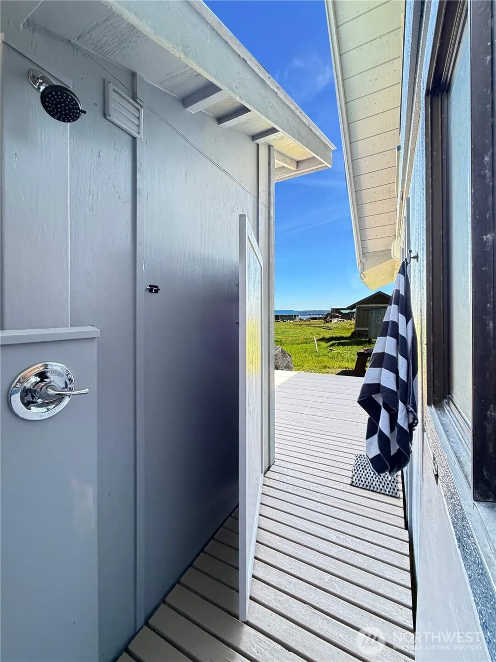 2 S Pilchuck Ave Hat Island, WA 98206