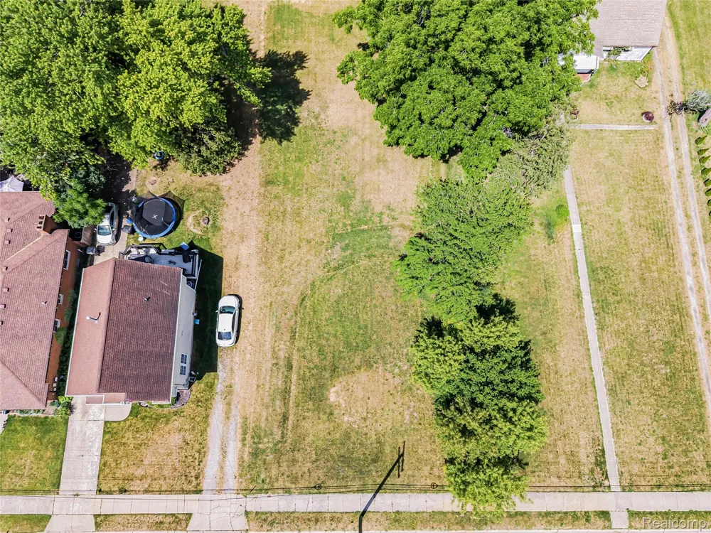 27335 Maple Street Roseville City, MI 48066