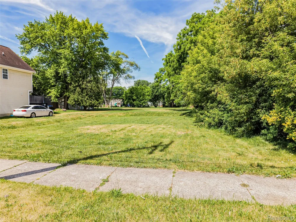 27335 Maple Street Roseville City, MI 48066