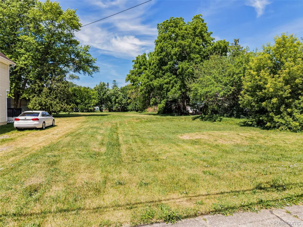 27335 Maple Street Roseville City, MI 48066