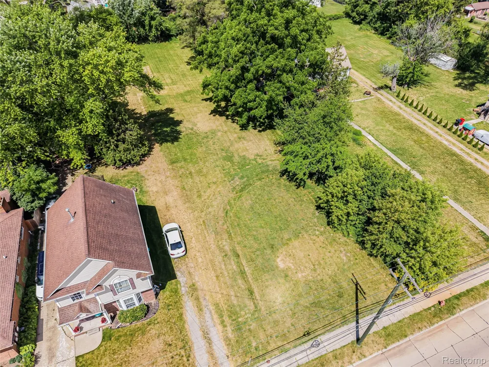 27335 Maple Street Roseville City, MI 48066