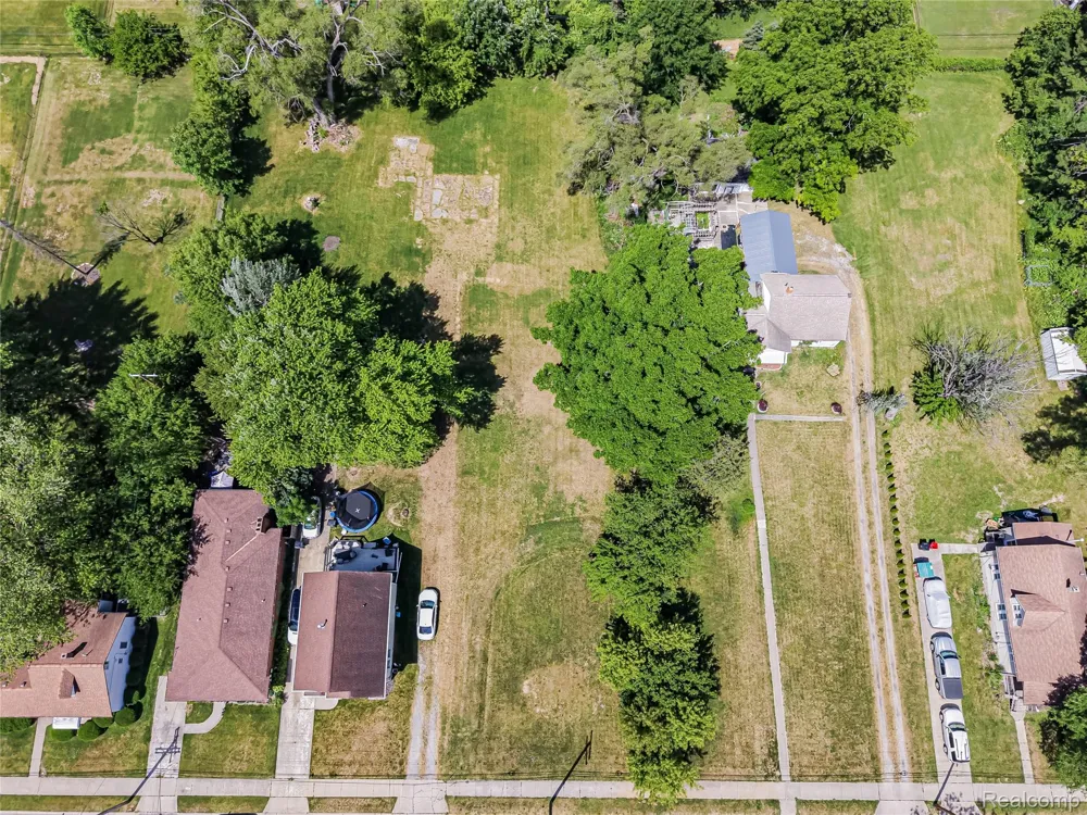 27335 Maple Street Roseville City, MI 48066