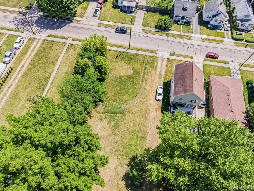 27335 Maple Street Roseville City, MI 48066