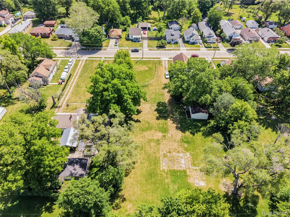 27335 Maple Street Roseville City, MI 48066