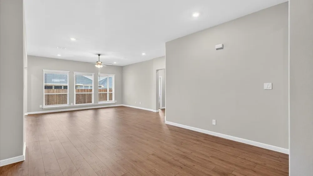4924 SIMMENTAL DRIVE Arlington, TX 76001
