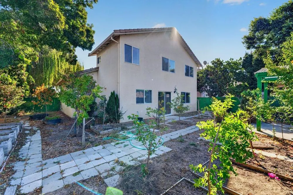 1185 Raven Court Salinas, CA 93905