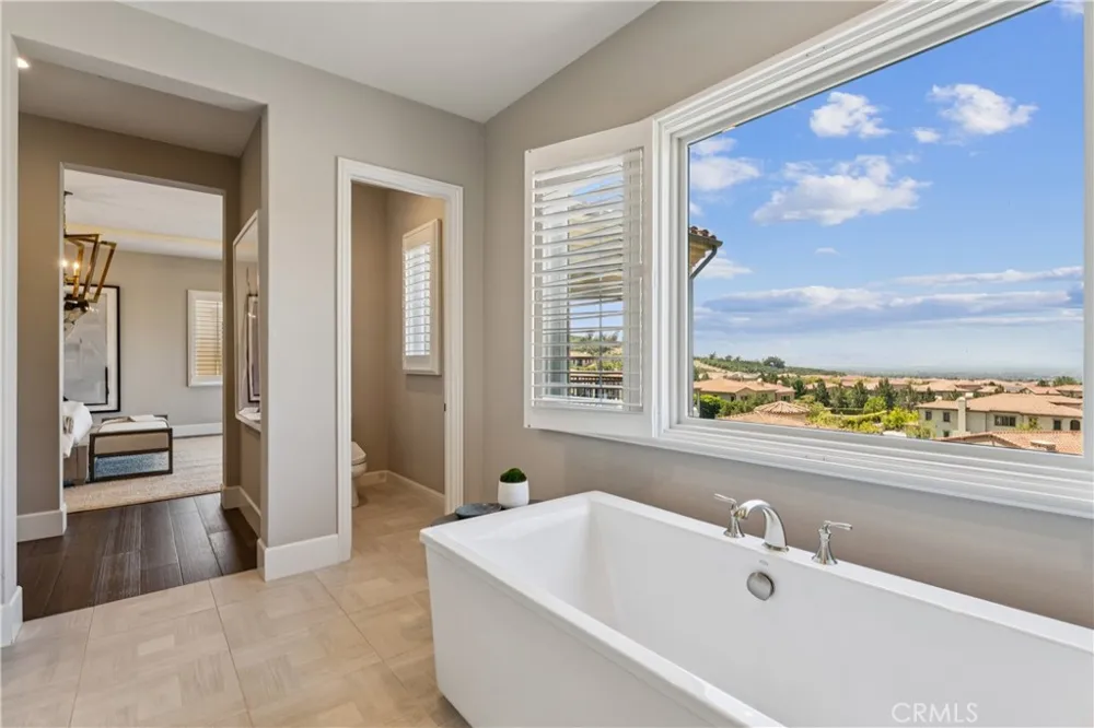 127 Lanzon Irvine, CA 92602