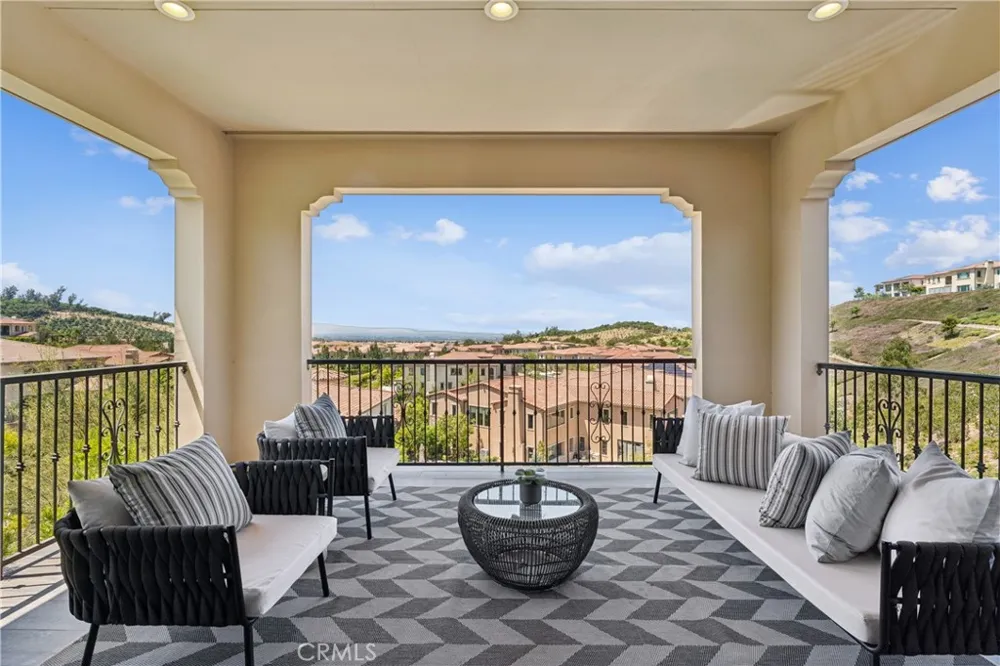 127 Lanzon Irvine, CA 92602