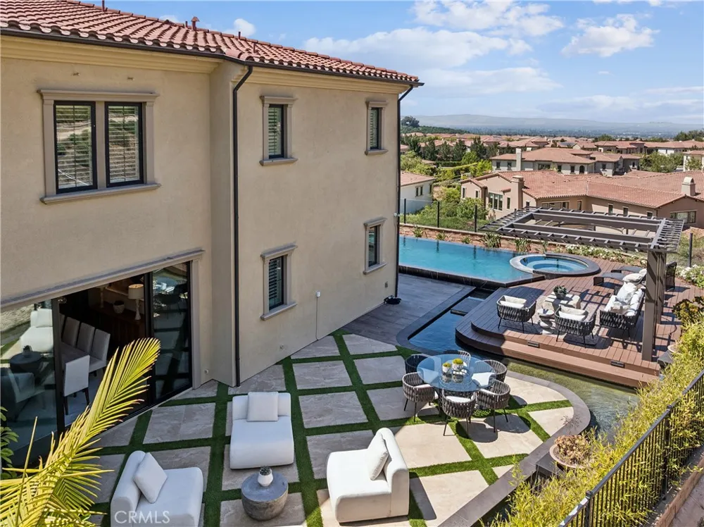 127 Lanzon Irvine, CA 92602