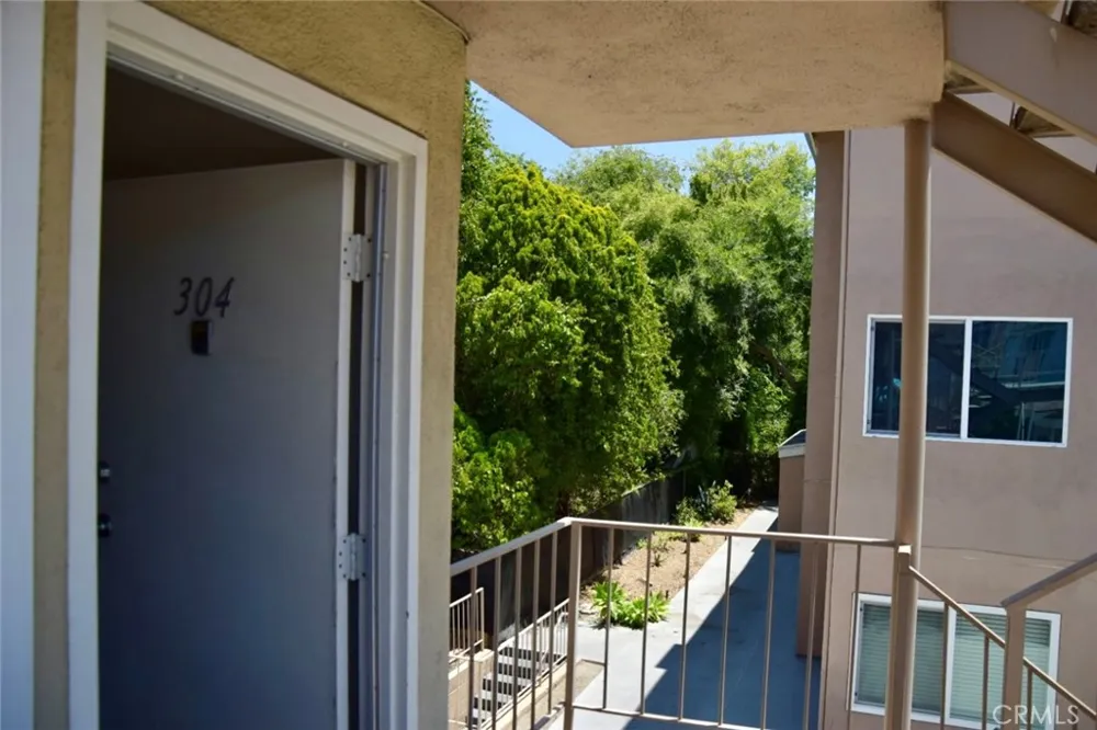10757 Hortense #304 Toluca Lake, CA 91602