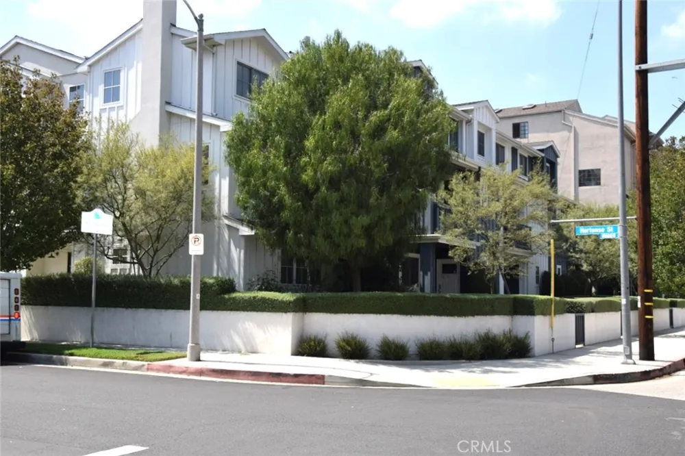 10757 Hortense #304 Toluca Lake, CA 91602