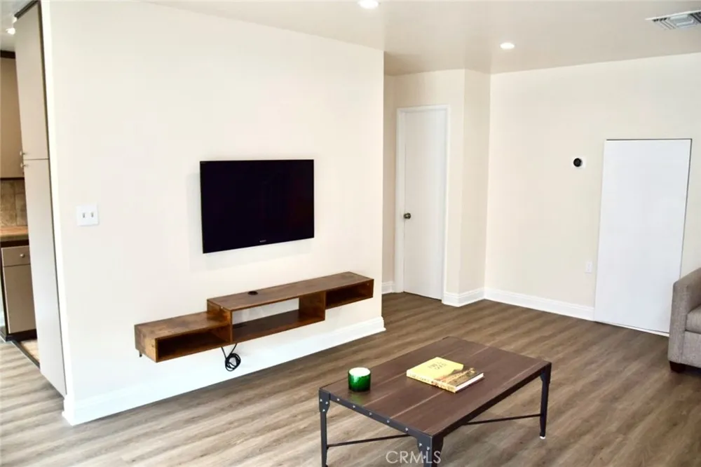10757 Hortense #304 Toluca Lake, CA 91602