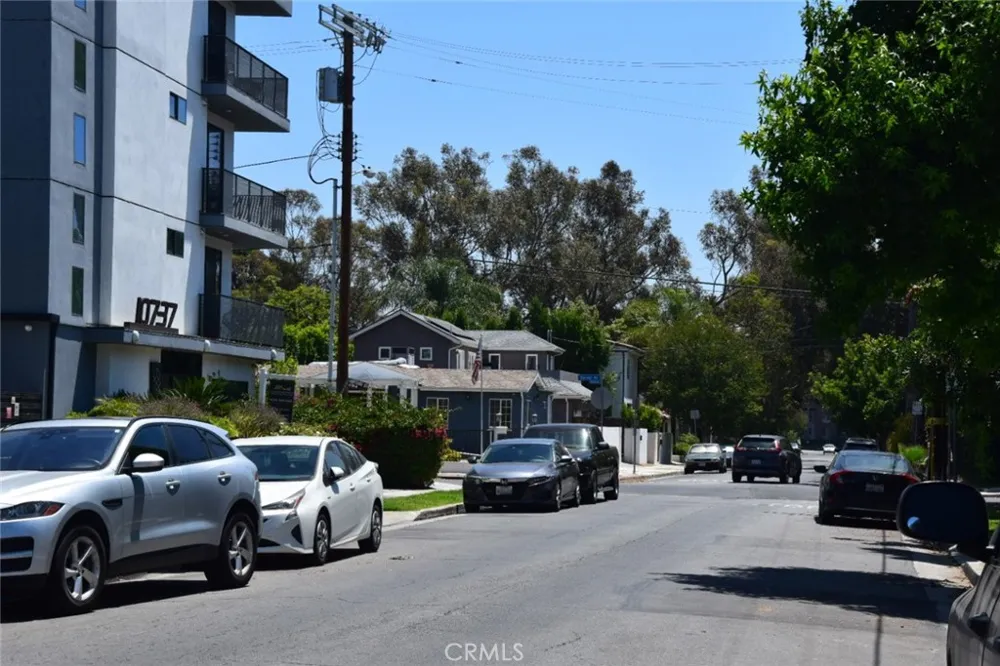 10757 Hortense #304 Toluca Lake, CA 91602