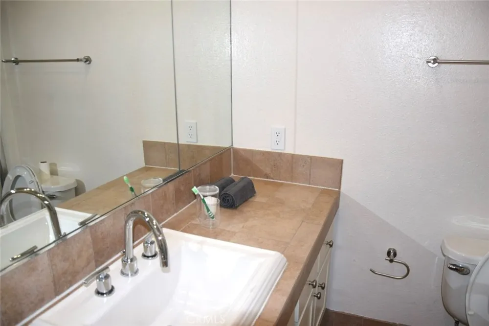 10757 Hortense #304 Toluca Lake, CA 91602
