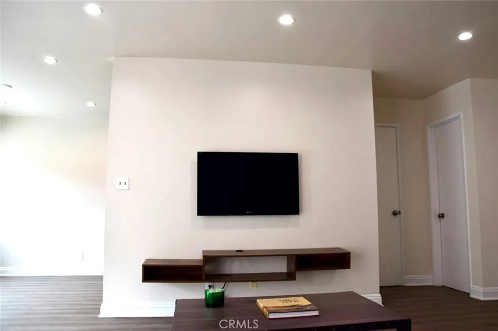 10757 Hortense #304 Toluca Lake, CA 91602