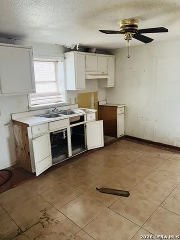 817 El Paso Sabinal, TX 78801
