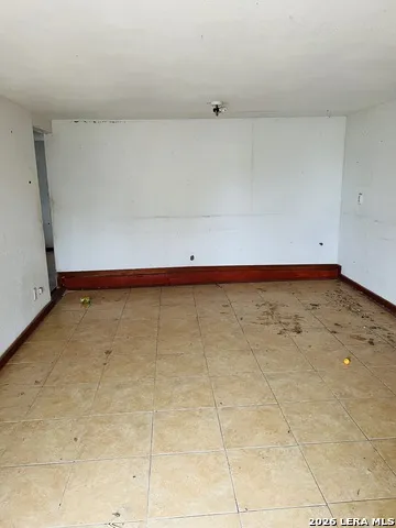 817 El Paso Sabinal, TX 78801