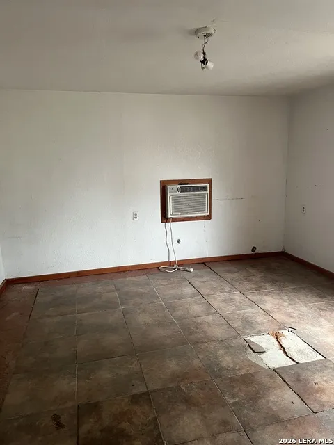 817 El Paso Sabinal, TX 78801