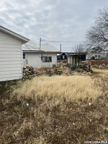 817 El Paso Sabinal, TX 78801