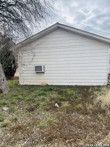 817 El Paso Sabinal, TX 78801