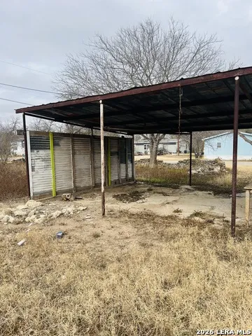 817 El Paso Sabinal, TX 78801