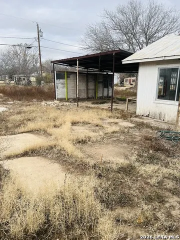 817 El Paso Sabinal, TX 78801