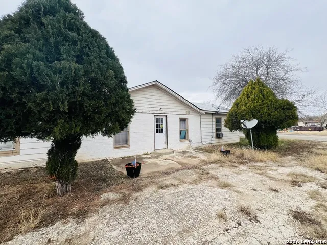 817 El Paso Sabinal, TX 78801
