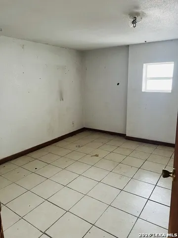 817 El Paso Sabinal, TX 78801