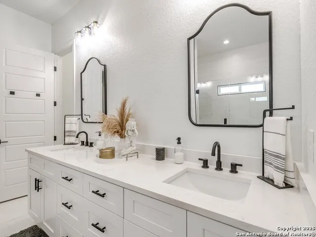 218 Edgewood Cir Bandera, TX 78003