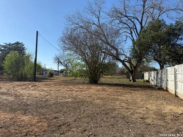 910 CHESTNUT Jourdanton, TX 78026