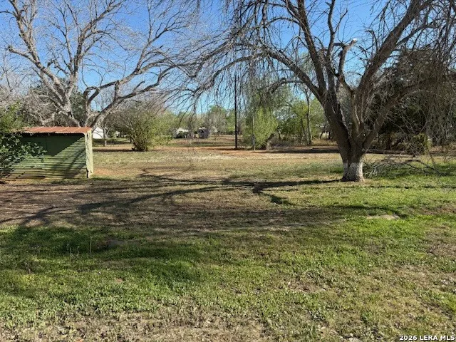 910 CHESTNUT Jourdanton, TX 78026