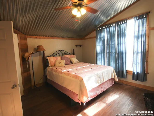 955 Faurie Rd Unit CEDAR CABIN Lakehills, TX 78063