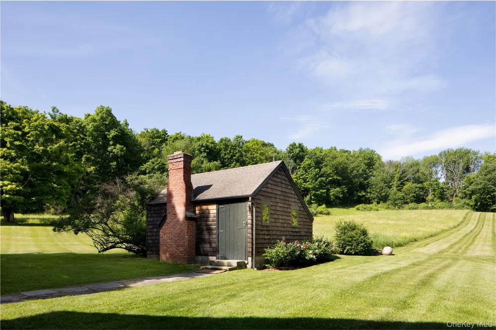 6-8 Old Killearn Road Millbrook, NY 12545