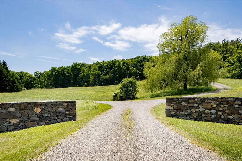 6-8 Old Killearn Road Millbrook, NY 12545