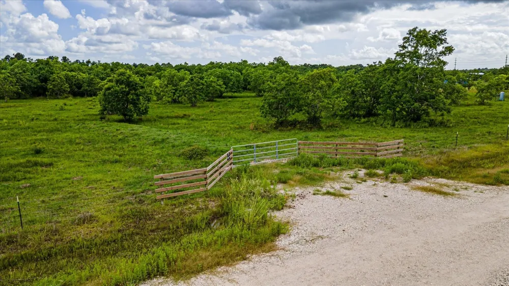 348 Private Road 77003 Liberty, TX 77575