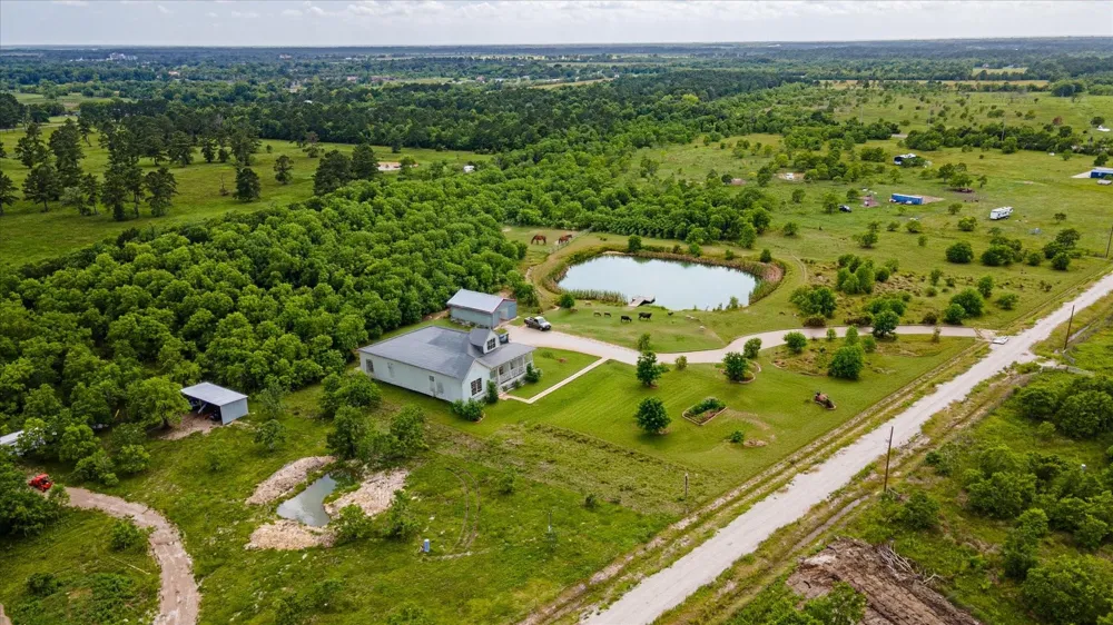 348 Private Road 77003 Liberty, TX 77575