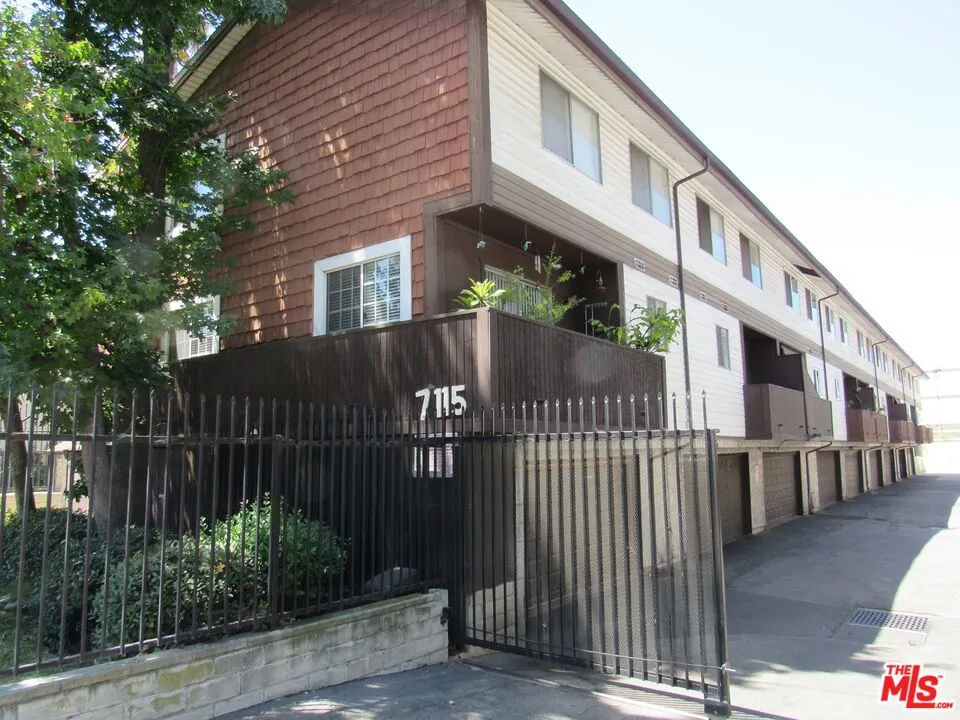 7115 Etiwanda Avenue #18 Reseda, CA 91335