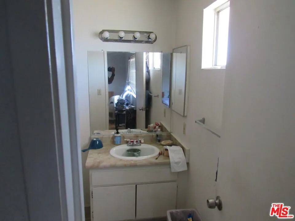 7115 Etiwanda Avenue #18 Reseda, CA 91335