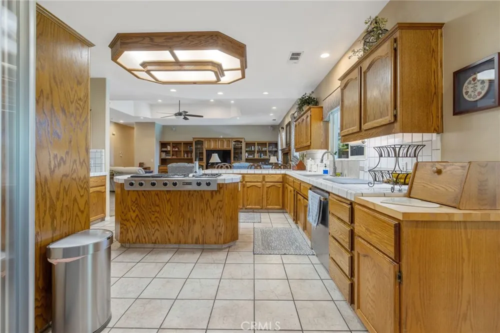 2833 E Laura Court Visalia, CA 93292