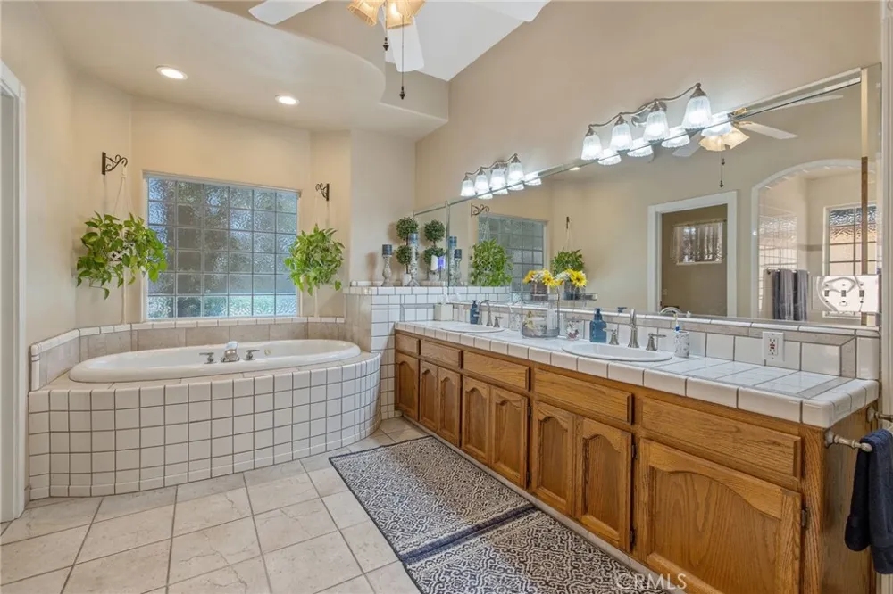 2833 E Laura Court Visalia, CA 93292