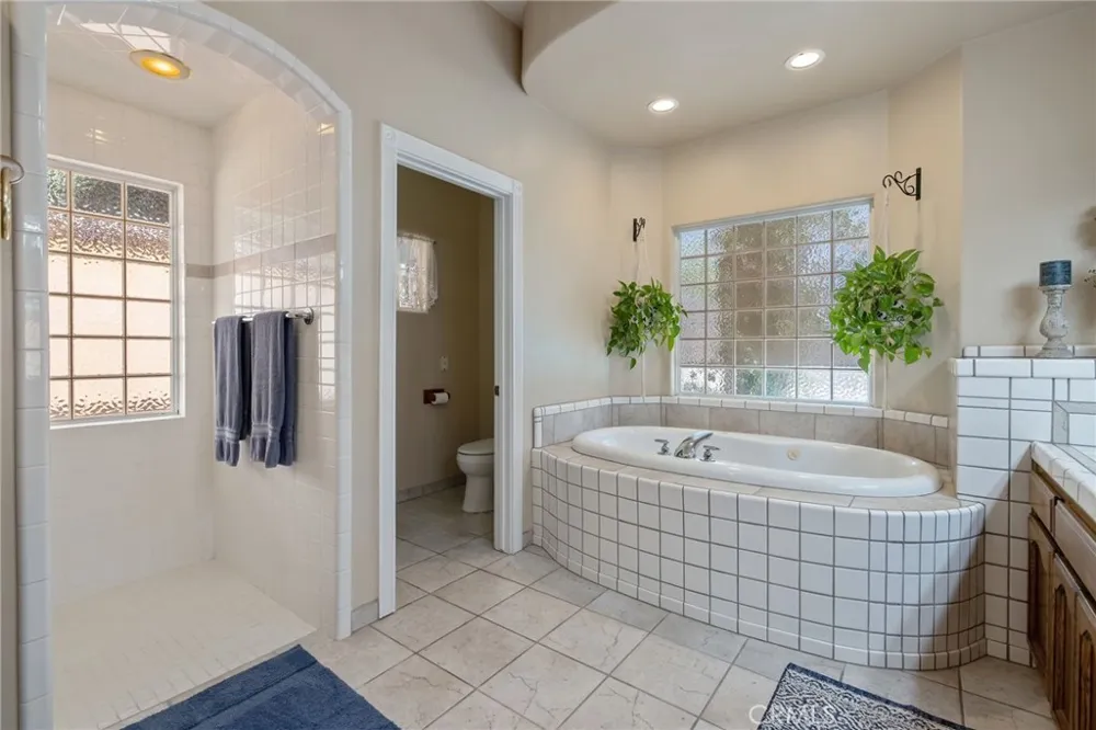 2833 E Laura Court Visalia, CA 93292