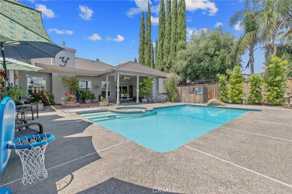 2833 E Laura Court Visalia, CA 93292