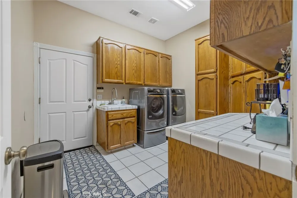 2833 E Laura Court Visalia, CA 93292