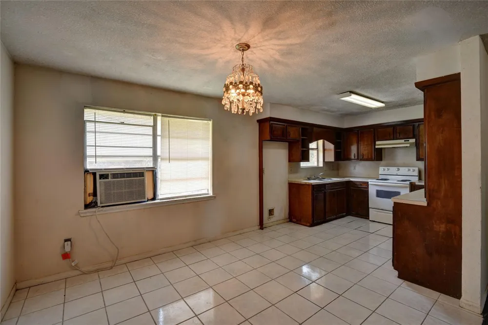 921 E 3rd Street Bellville, TX 77418