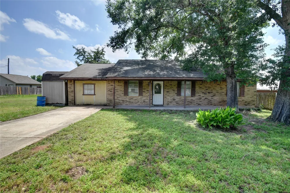 921 E 3rd Street Bellville, TX 77418
