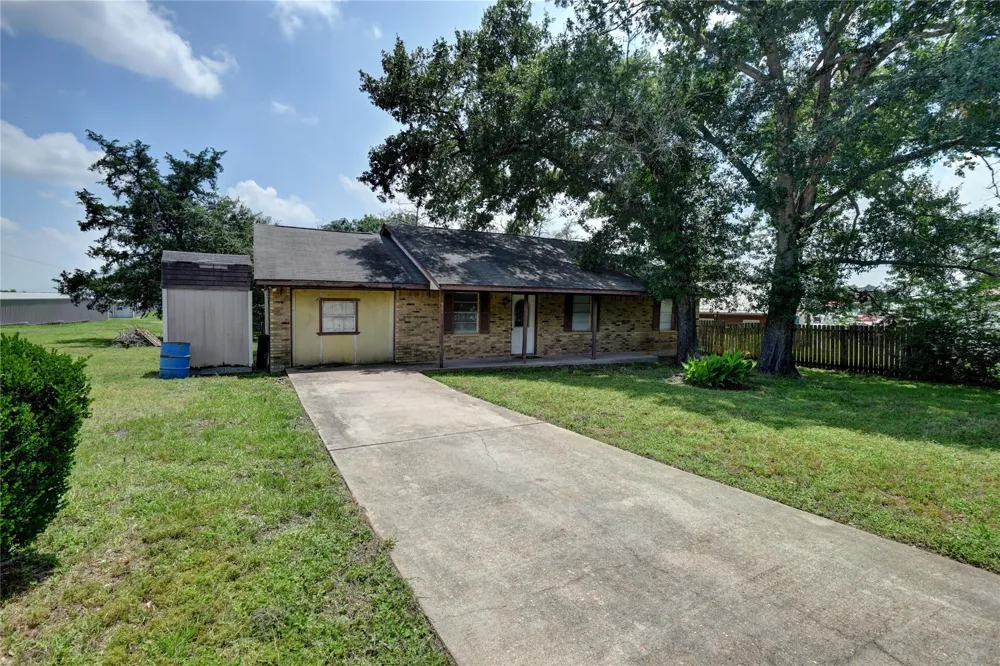 921 E 3rd Street Bellville, TX 77418