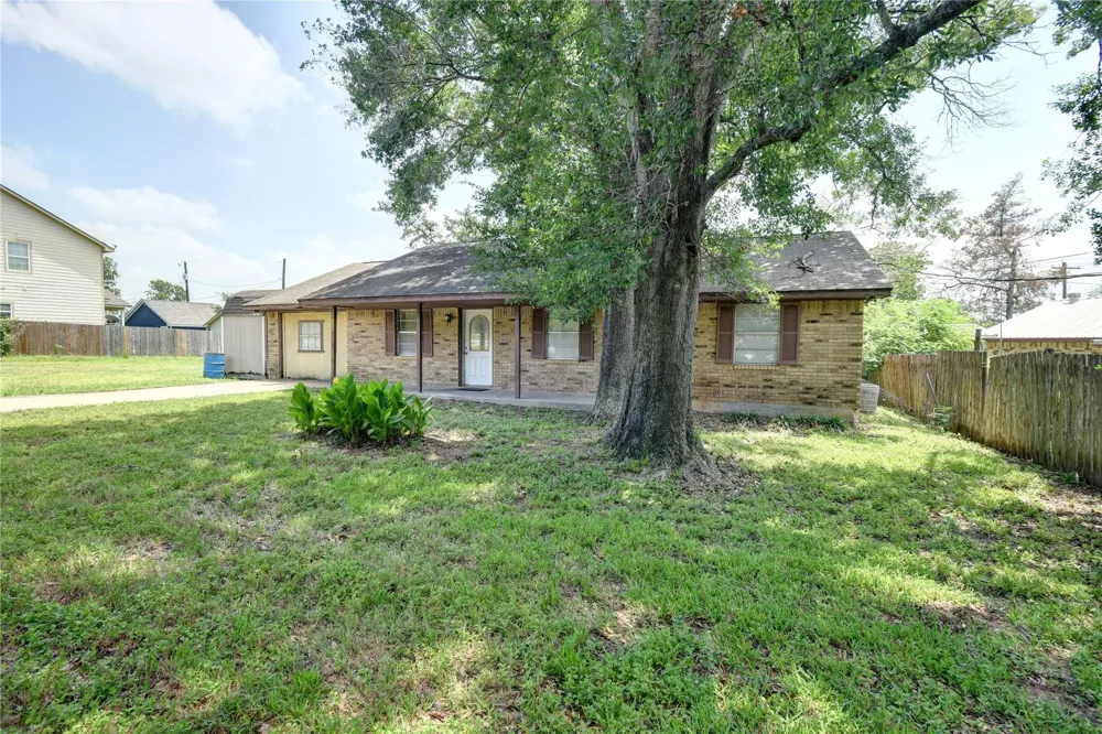 921 E 3rd Street Bellville, TX 77418