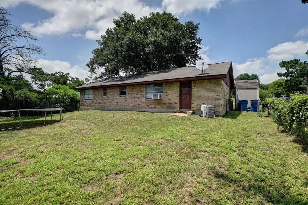 921 E 3rd Street Bellville, TX 77418